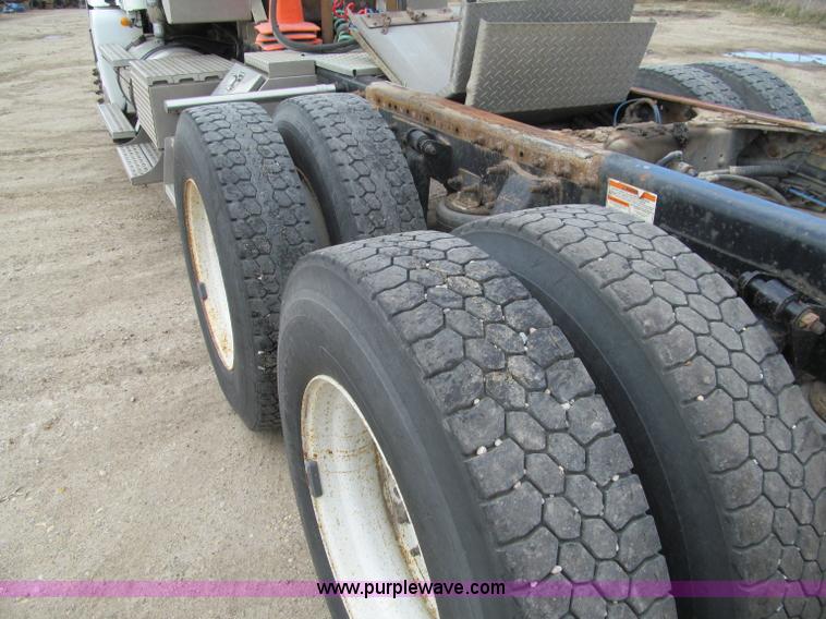 image for item F5553 2007 Freightliner Columbia CL120 semi truck