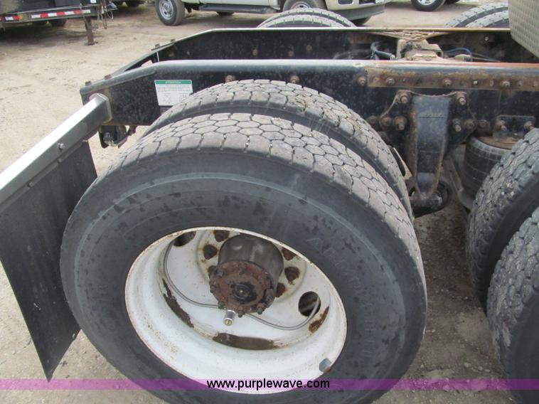 image for item F5553 2007 Freightliner Columbia CL120 semi truck