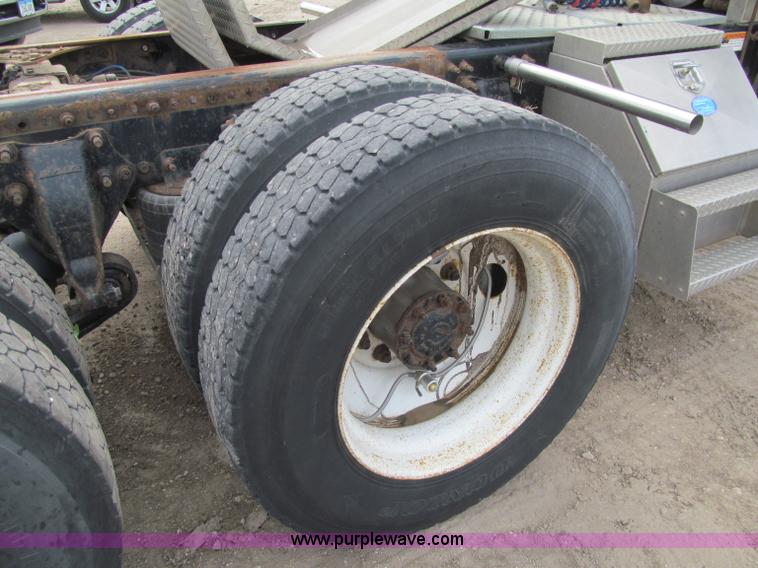 image for item F5553 2007 Freightliner Columbia CL120 semi truck