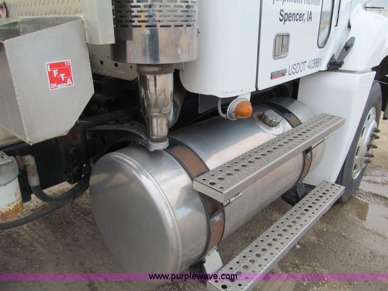 image for item F5553 2007 Freightliner Columbia CL120 semi truck