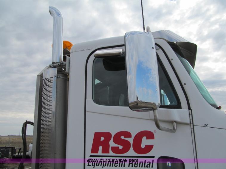 image for item F5553 2007 Freightliner Columbia CL120 semi truck