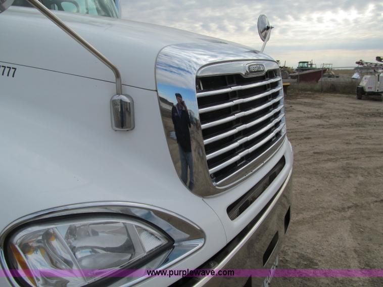 image for item F5553 2007 Freightliner Columbia CL120 semi truck