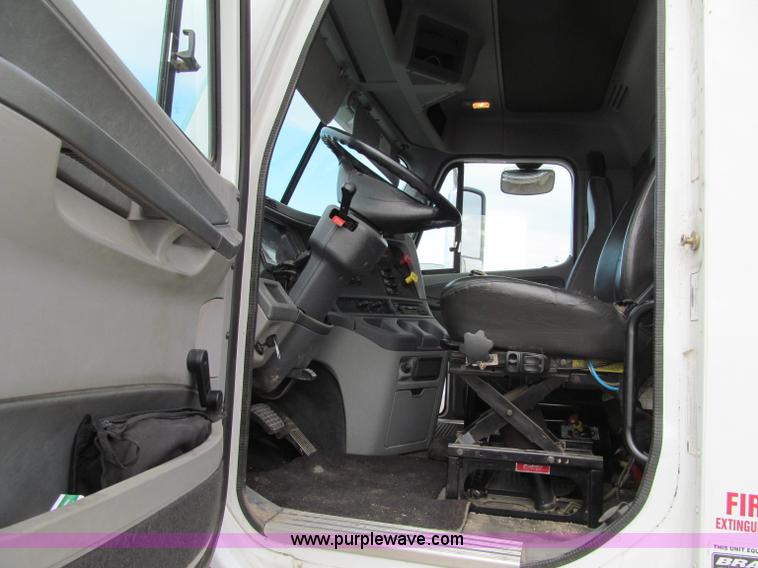 image for item F5553 2007 Freightliner Columbia CL120 semi truck