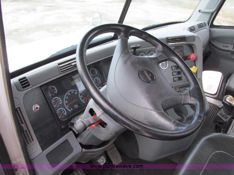 image for item F5553 2007 Freightliner Columbia CL120 semi truck