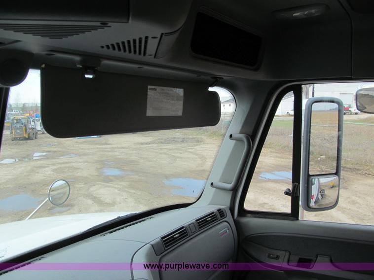 image for item F5553 2007 Freightliner Columbia CL120 semi truck