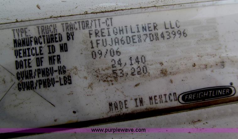 image for item F5553 2007 Freightliner Columbia CL120 semi truck