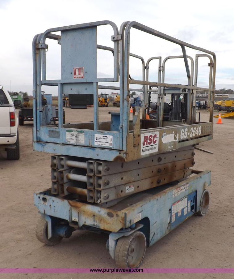 image for item F6231 2006 Genie GS2646 scissor lift