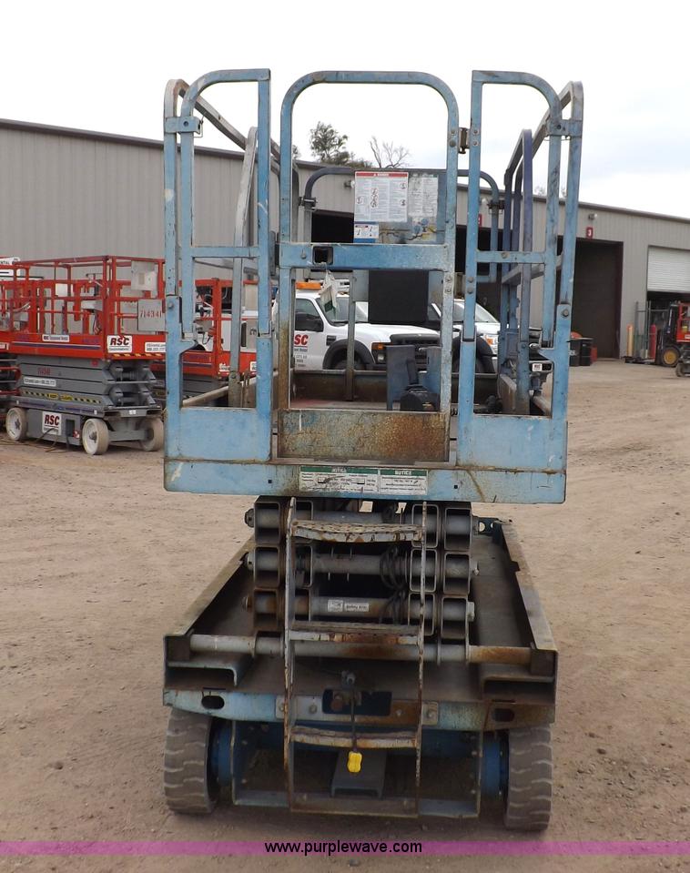 image for item F6231 2006 Genie GS2646 scissor lift