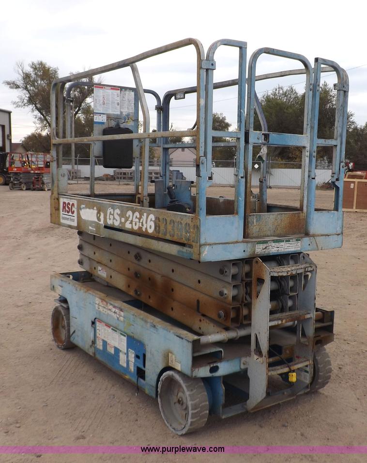 image for item F6231 2006 Genie GS2646 scissor lift