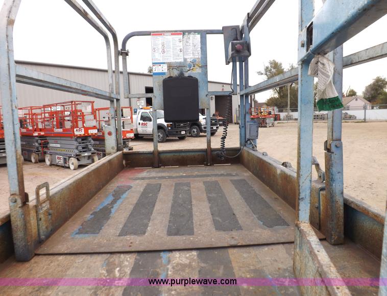 image for item F6231 2006 Genie GS2646 scissor lift