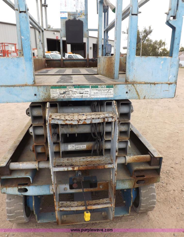 image for item F6231 2006 Genie GS2646 scissor lift