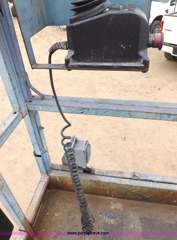 image for item F6231 2006 Genie GS2646 scissor lift