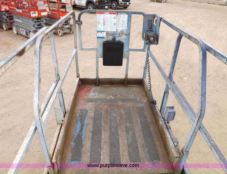 image for item F6231 2006 Genie GS2646 scissor lift