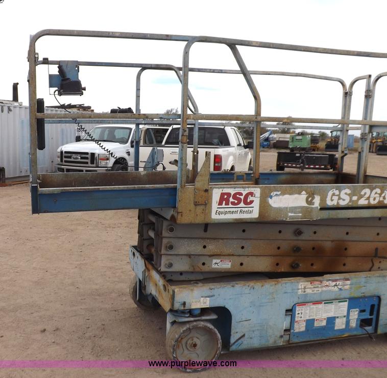 image for item F6231 2006 Genie GS2646 scissor lift