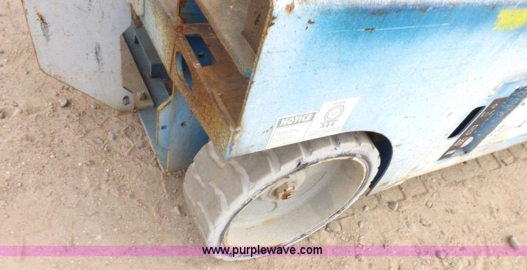 image for item F6231 2006 Genie GS2646 scissor lift