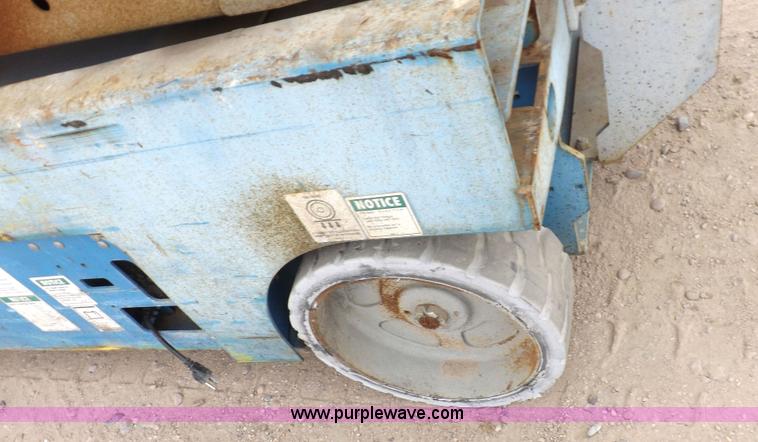 image for item F6231 2006 Genie GS2646 scissor lift