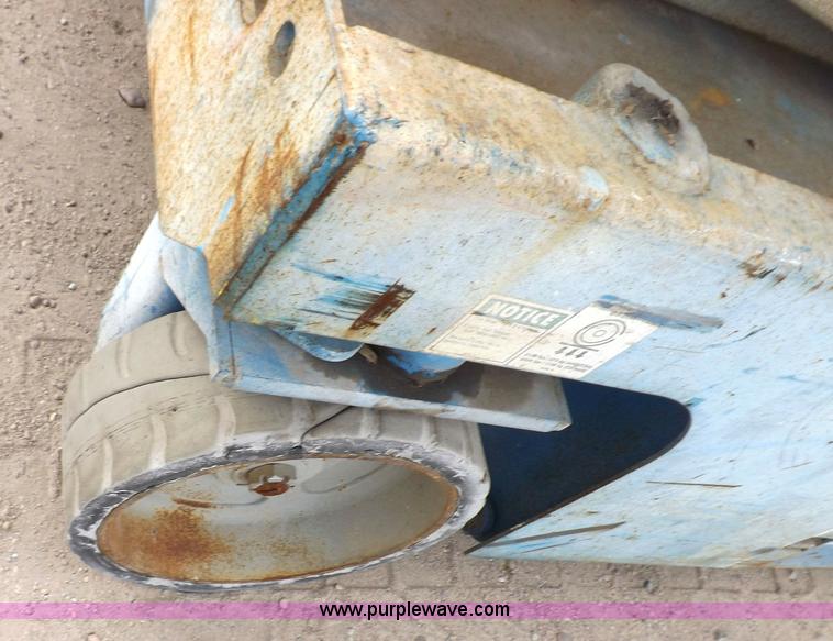 image for item F6231 2006 Genie GS2646 scissor lift