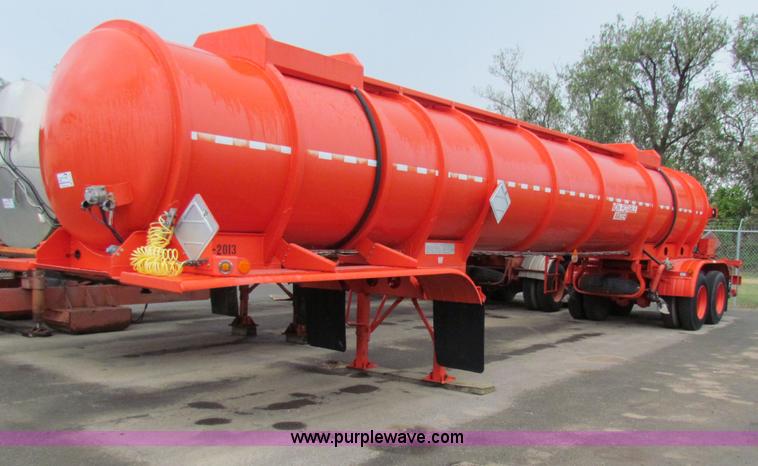 image for item B7416 2004 Heil 6000G water tanker trailer