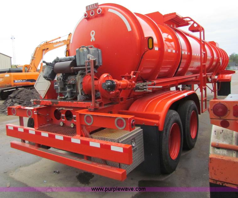 image for item B7416 2004 Heil 6000G water tanker trailer