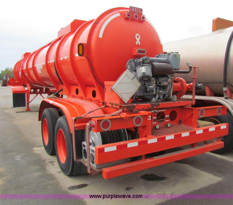 image for item B7416 2004 Heil 6000G water tanker trailer