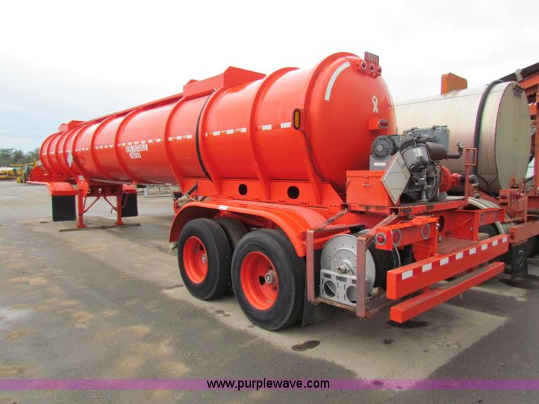 image for item B7416 2004 Heil 6000G water tanker trailer