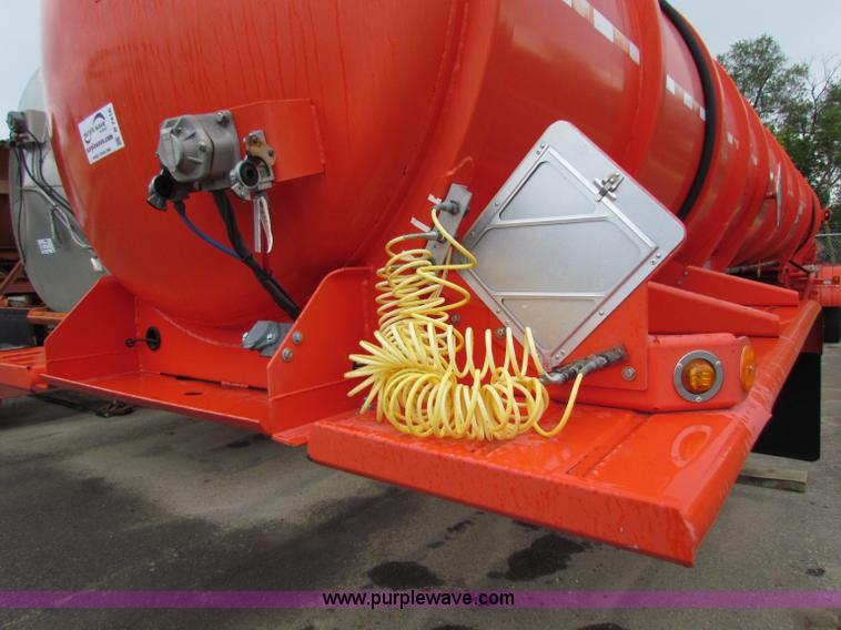 image for item B7416 2004 Heil 6000G water tanker trailer