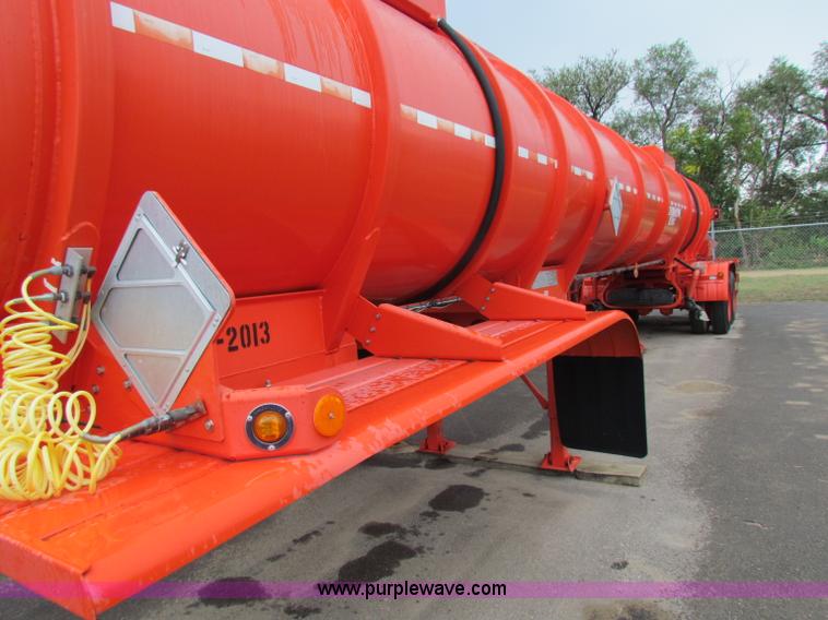 image for item B7416 2004 Heil 6000G water tanker trailer