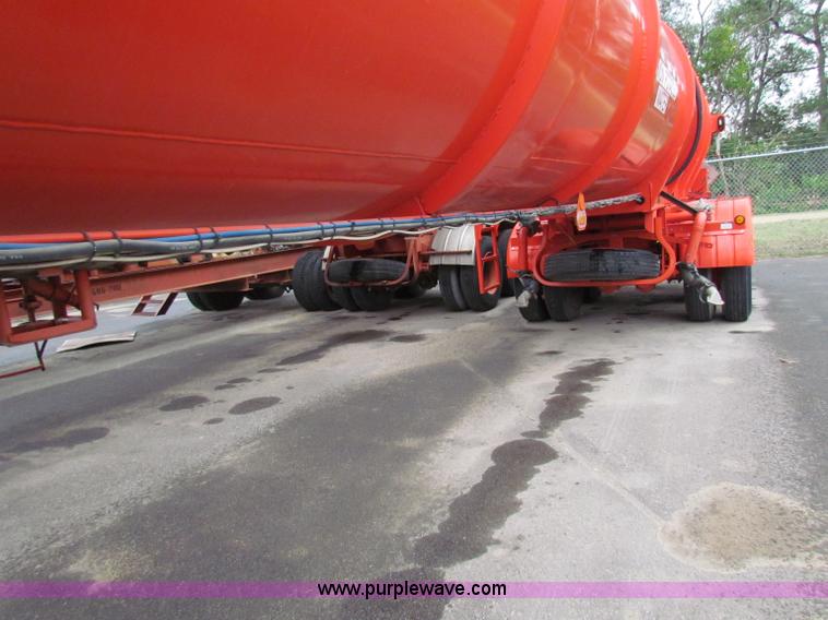 image for item B7416 2004 Heil 6000G water tanker trailer