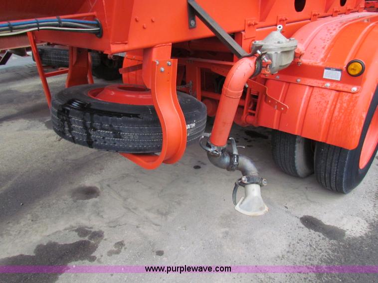 image for item B7416 2004 Heil 6000G water tanker trailer