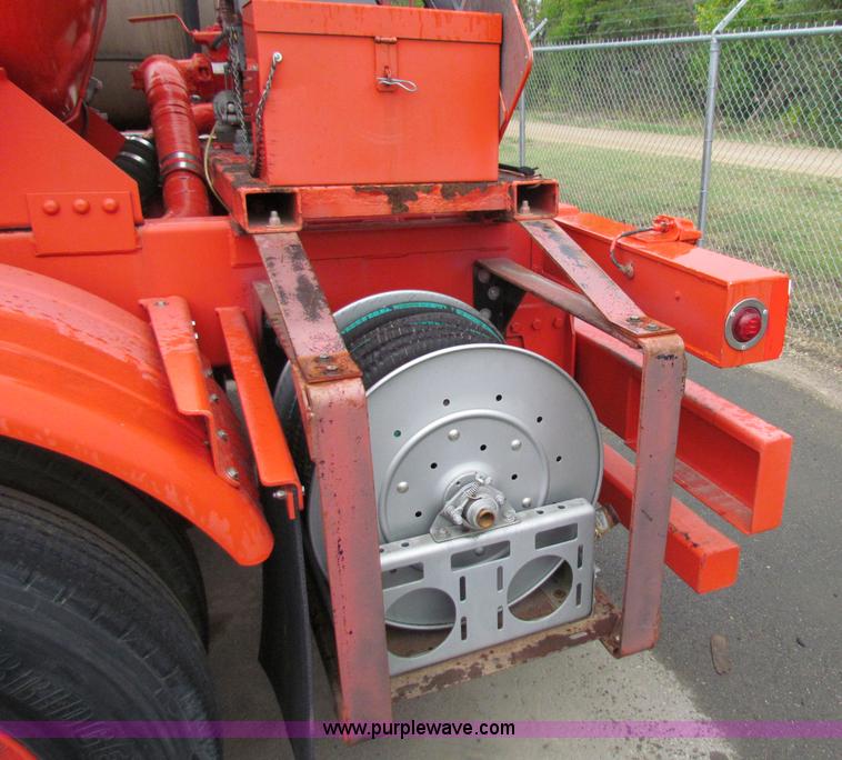 image for item B7416 2004 Heil 6000G water tanker trailer