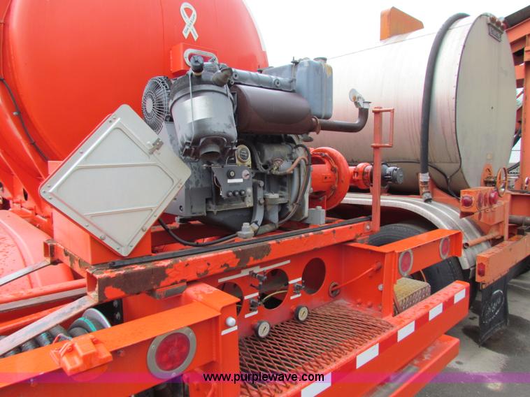 image for item B7416 2004 Heil 6000G water tanker trailer