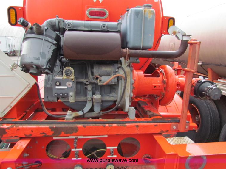 image for item B7416 2004 Heil 6000G water tanker trailer