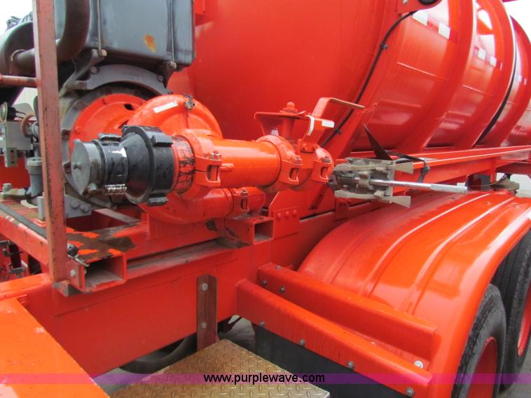 image for item B7416 2004 Heil 6000G water tanker trailer