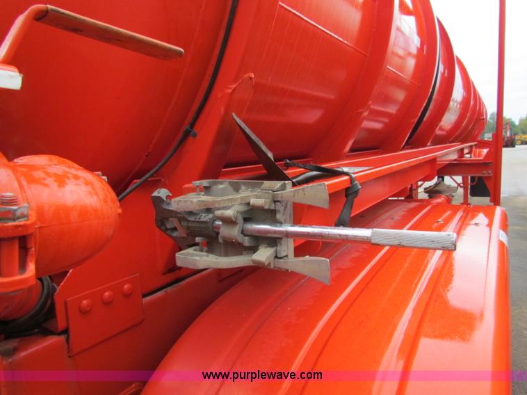 image for item B7416 2004 Heil 6000G water tanker trailer