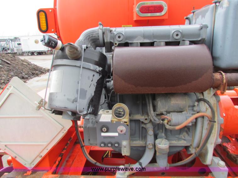 image for item B7416 2004 Heil 6000G water tanker trailer