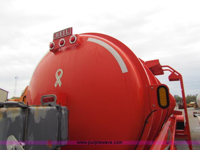 image for item B7416 2004 Heil 6000G water tanker trailer