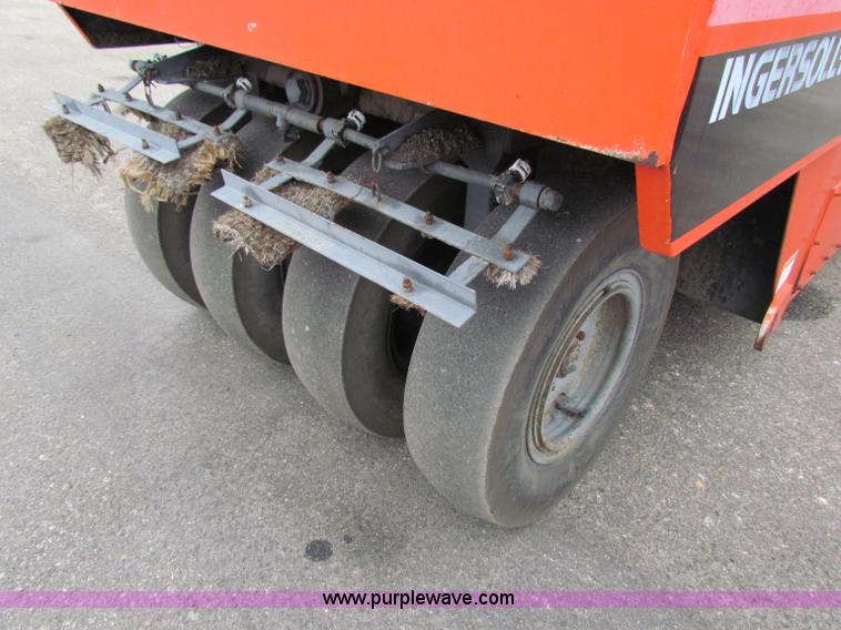 image for item E4024 1994 Ingersoll Rand PT125R pneumatic roller