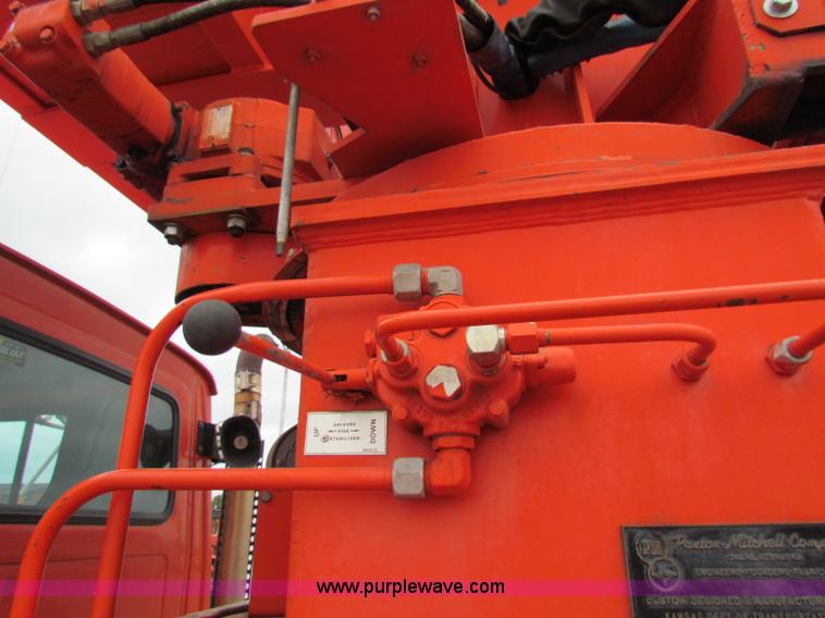 image for item E4025 1994 Ford LNT8000 bridge inspection truck