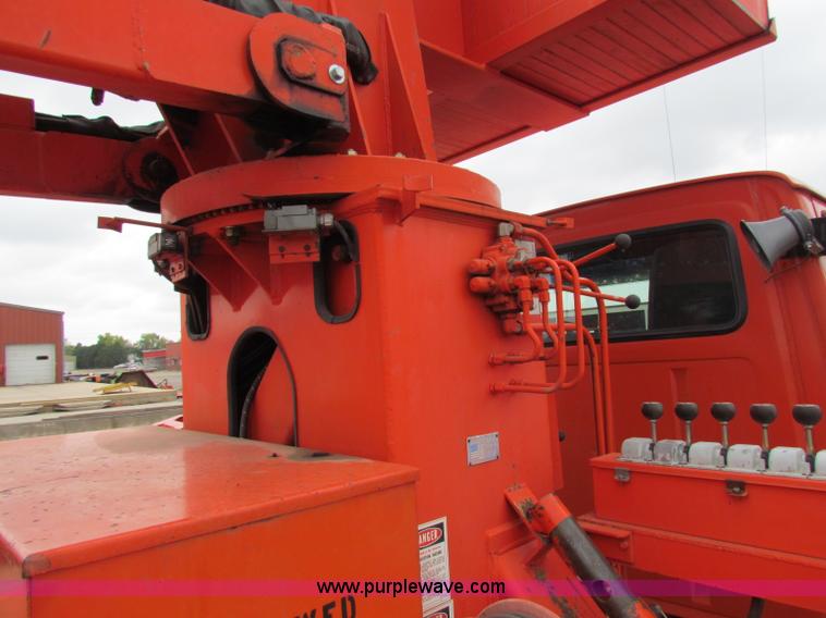 image for item E4025 1994 Ford LNT8000 bridge inspection truck