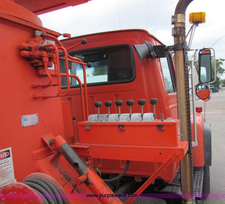 image for item E4025 1994 Ford LNT8000 bridge inspection truck