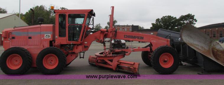 image for item E4035 2000 Champion 710A motor grader