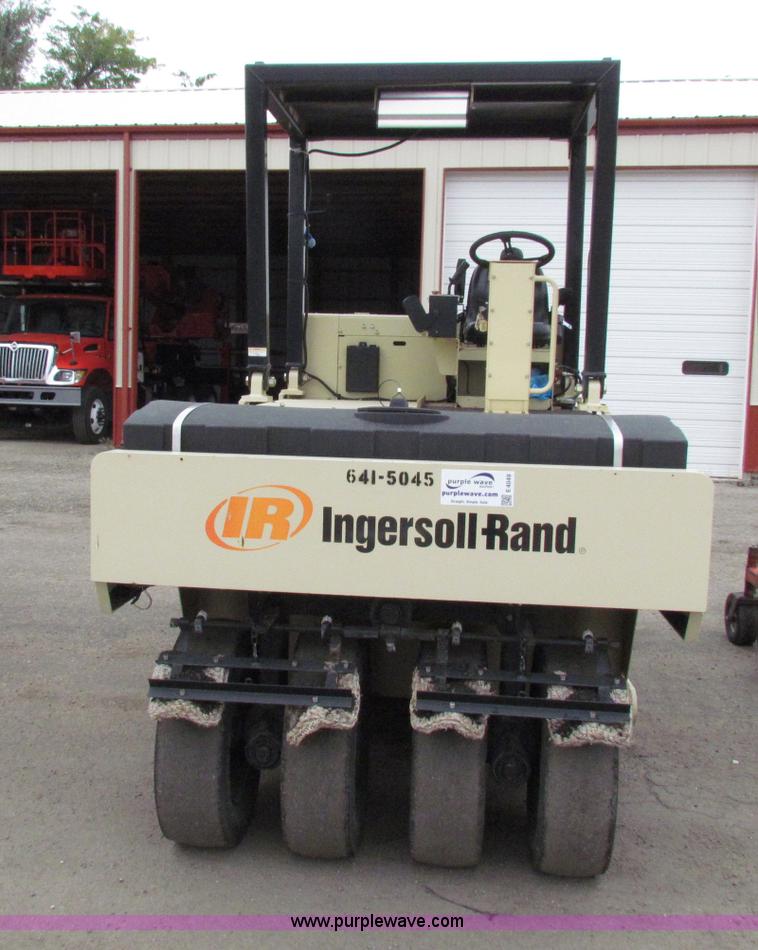 image for item E4049 2006 Ingersoll Rand PT125R pneumatic roller