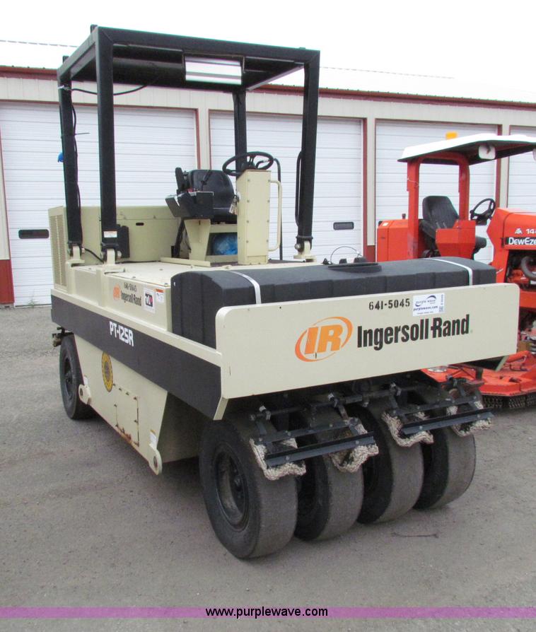 image for item E4049 2006 Ingersoll Rand PT125R pneumatic roller