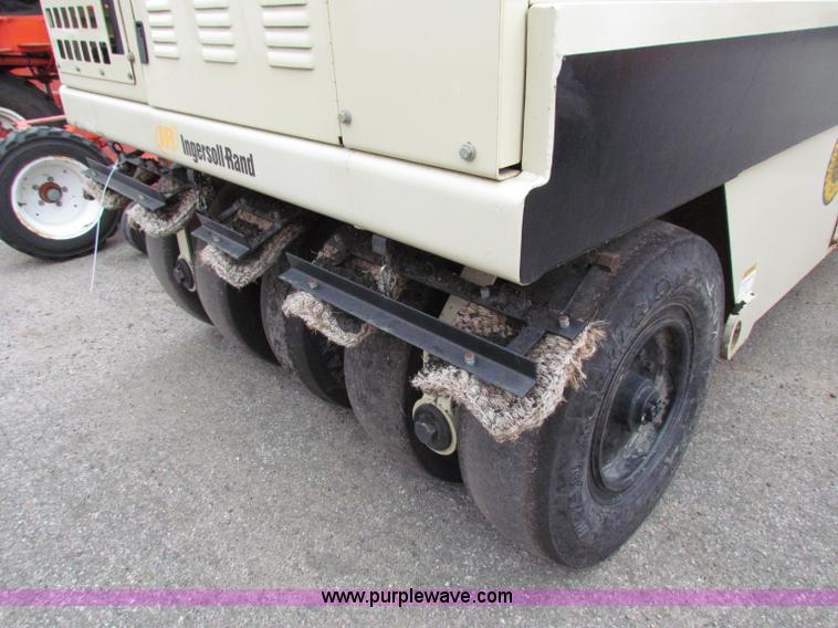 image for item E4049 2006 Ingersoll Rand PT125R pneumatic roller