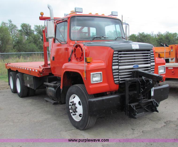 image for item E4087 1997 Ford LNT9000 flatbed truck