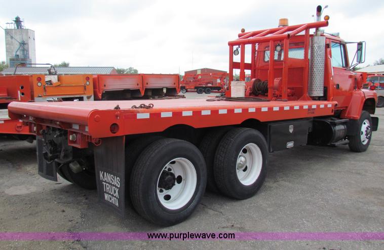 image for item E4087 1997 Ford LNT9000 flatbed truck