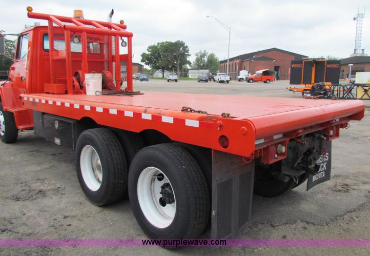 image for item E4087 1997 Ford LNT9000 flatbed truck