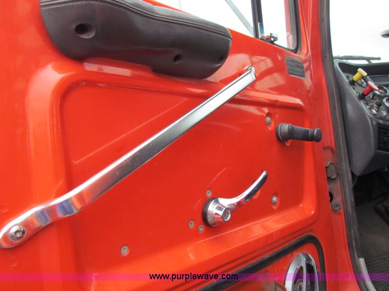 image for item E4087 1997 Ford LNT9000 flatbed truck