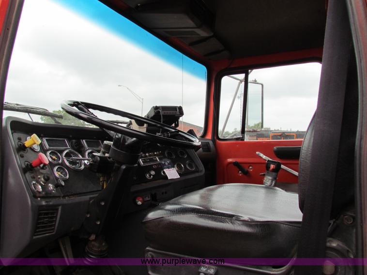 image for item E4087 1997 Ford LNT9000 flatbed truck