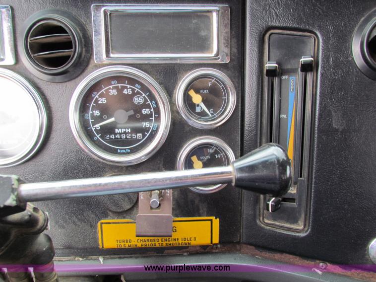 image for item E4087 1997 Ford LNT9000 flatbed truck